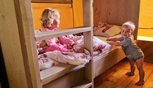 Safaritent Woody - kinderslaapkamer met stapelbed en 1-persoonsbed