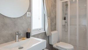 Stacaravan Prestige Deluxe airco - badkamer met wasbak, douche en toilet