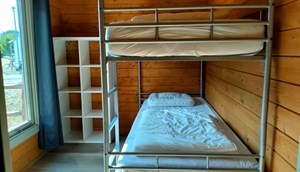 Luxe houten chalet - kinderslaapkamer met stapelbed