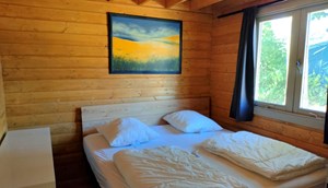 Luxe houten chalet - ouderslaapkamer met 2-persoonsbed
