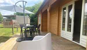 Luxe houten chalet - met veranda en heerlijke gras voortuin