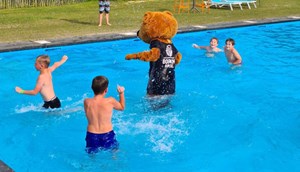 Animatie - Borky de beer in zwembad