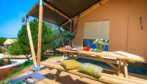 Safaritent Woody met ruim terras relaxbankje