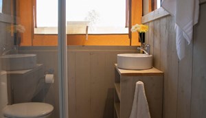 Safaritent Woody - badkamer met wastafel, douche en toilet