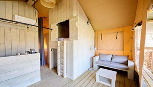 Safaritent Cottage - lekkere zithoek met lounge bankje