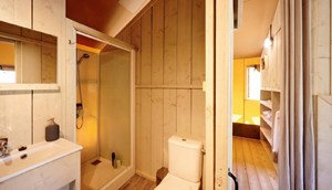 Safaritent Cottage - badkamer met douche en toilet