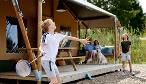 Safaritent Cottage - potje badminton op de camping