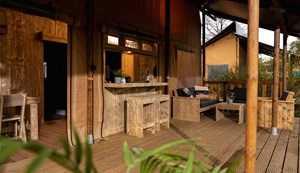 Safaritent Grand Lodge - veranda met buitenbar